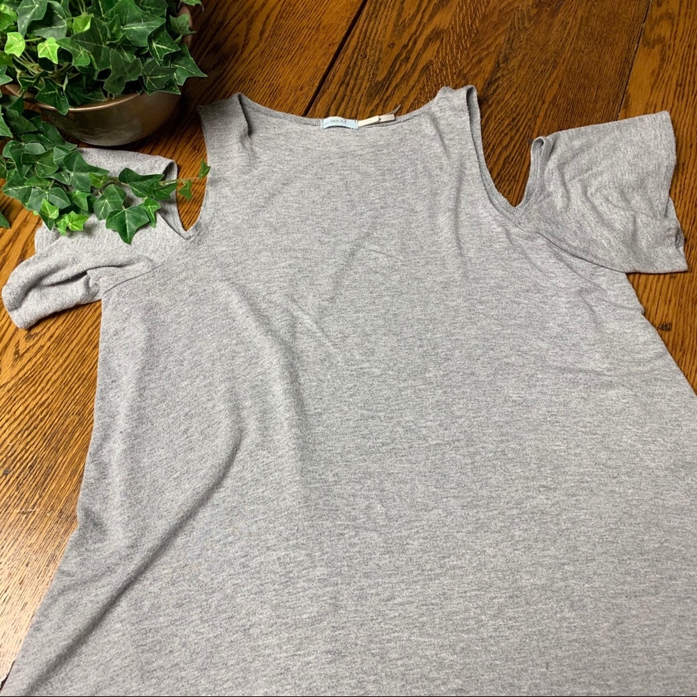 Kimchi Blue Cold Shoulder Top Grey Short S…